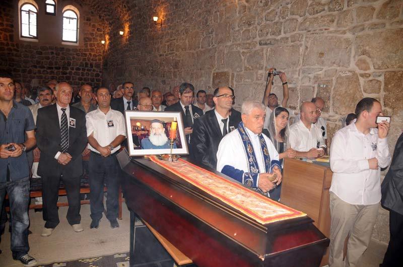Cenaze töreni için Berlin'den İdil'e gelen Berlin Ruhani Lideri ve St. Mor Jakob Kilisesi Papazı Murat Üzel ise, "Ben burada doğup büyüdüm ve liseyi Türkiye'de okudum. Papaz Melke Tok hem iyi bir din adamı hem de benim öğretmenim sayılırdı. Çünkü küçükken bende onun yanında eğitim görmüştüm. Bugün bizim için çok acı bir gün. Midin köyü için çok büyük bir üzüntü ve üzüntümüz çok büyük. Ama Allah'a çok şükür bugün metropolitler, rahipler, papazlar ve vatandaşların da katıldığı bir cenaze töreni ile değerli Papaz Melke Tok'u defnetmiş bulunmaktayız. Bu katılımdan dolayı da acımız bir nebzede olsa hafiflemiş durumda. Ben bu anlamda bugün buraya gelen ve acımızı paylaşan herkese ve siz değerli basın mensuplarına da teşekkür ediyorum" dedi.