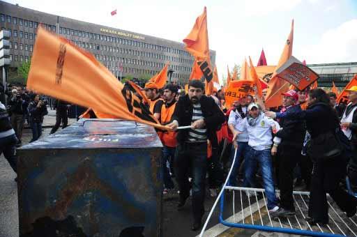 Ankara'daki 1 Mayıs kutlamalarının yapılacağı Sıhhiye Meydanı'na girişlerdeki arama noktasında polis ile göstericiler arasında arbede çıktı. Polis olayları yatıştırmak için havaya ateş açtı.