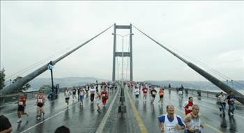 Avrasya Maratonu sırasında Boğaz'ı Boğaz Köprüsü'nden seyretmek