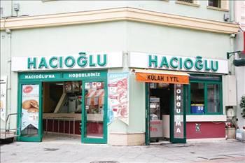 HACIOĞLU
Patentli ürünleri var
Hacıoğlu, başlangıçta lahmacun ayran ve meşrubattan oluşan ürün yelpazesine zamanla piliç döner, et döner, soslu kanat, patates kızartması, salata gibi ürünler eklemiş durumda. Şirketin Peymacun ve Lezzet Topu gibi tescilli markaları bulunuyor. Hacıoğlunun halen İstanbul'dan Ankara'ya, Konya'dan Balıkesir'e, Samsun'dan Antalya'ya birçok ilde şubeleri var. Şirket, franchising sistemiyle yeni şubeler açmaya devam ediyor. Eğer bir alışveriş merkezinde Hacıoğlu şubesi açmak istiyorsanız, bunun maliyeti 220 bin dolardan başlıyor. AVM'lerdeki restoranların en az 100 metrekare olması gerekiyor. Şirket, alışveriş merkezleri dışında ise daha büyük şubeler açıyor. Bunların yatırım tutarları ise 500-600 bin dolar arasında değişiyor.
Telefon: 0216 3873030
Web: www.hacioglu.com.tr