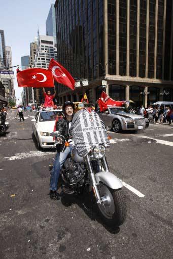 New York'ta 28'inci geleneksel Türk Günü Yürüyüşü ve Festivali büyük bir coşkuyla yapıldı. Törenlere F.Bahçe, G.Saray, Beşiktaş, Trabzon ve Karşıyaka taraftarları damga vurdu.
