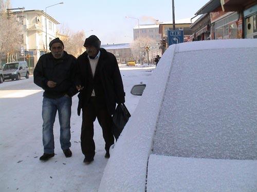 Ardahan'da gece etkili olan soğuk hava kentte hayatı dondurdu. Yaşanan Sibirya soğukları nedeniyle yollar buz tutup ağaçlar dondu. İnsanlar yürümekte zorluk çekti.