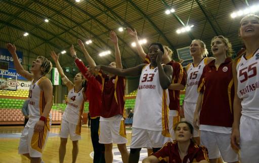 Basketbolda FIBA Avrupa Kupası yarı final rövanş maçında Galatasaray, Rusya'nın Dinamo Kursk takımını 62-39 yenerek finale yükseldi.