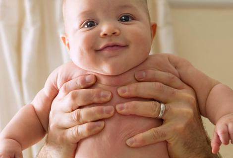 <b>Bebek tutmak</b>

Bebeğinizi tutuş şekli de ağrı nedenlerinden. Farketmebilirsiniz ama bileğinizde sırf bu yüzden şişlikler, parmağınızda sırf bu yüzden burkulmalar meydana gelebilir.