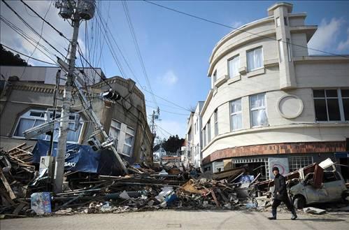 Kasaba yerle bir oldu: Deprem ve dev tsunami dalgalarının vurduğu Kesennuma kasabasının felaketten bir hafta sonra.