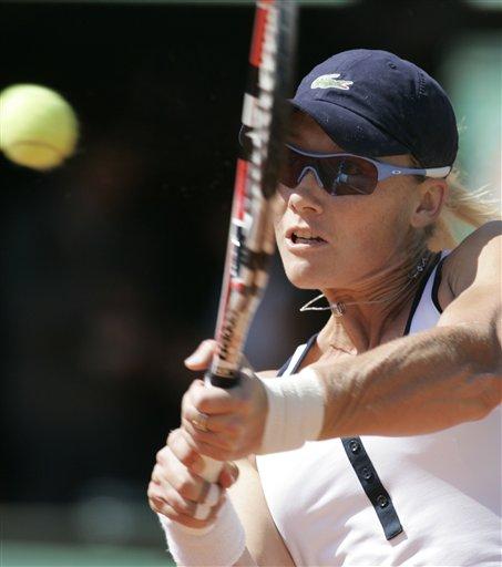 Fransa Açık'ta bayanlar yarı final maücadelesinde Rus tenisçi Svetlana Kuznetsova, Avustralyalı Samantha Stosur'u 2-1 yenerek finale yükseldi. Kuznetsova finalde vatandaşı Dinara Safina ile karşılaşacak.