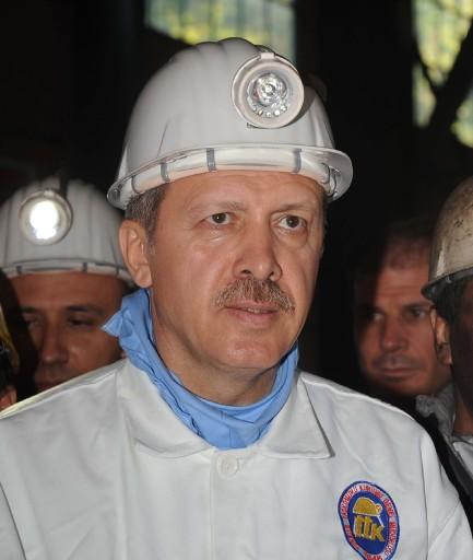 Başbakan Erdoğan bir ilki gerçekleştirdi, 564 metre yerin dibine indi. Darbeli kırıcı kullanarak kömür çıkaran Başbakan, burada işçilerle beraber 'Kömeç' yedi.