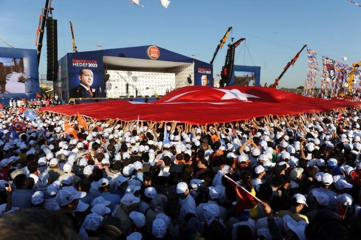 Kılıçdaroğlunun İstanbul Büyükşehir Belediye Başkan adayıyken, Kadir Topbaş hakkında dosyalar açıkladığını ancak bunların arkasının gelmediğini belirten Erdoğan, sözü Kayseriye getirdi: "Senin tüm belediye başkanların bir Mehmet Özhaseki etmez."