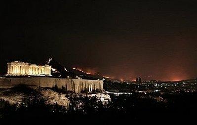 Yunanistan'ın başkenti Atina yakınlarındaki orman yangını söndürülemiyor. Binlerce kişi bölgeyi terk etti. Bölgede can pazarı yaşanırken yangın uzaydan çekilen fotoğraflarda bile görülüyor.
