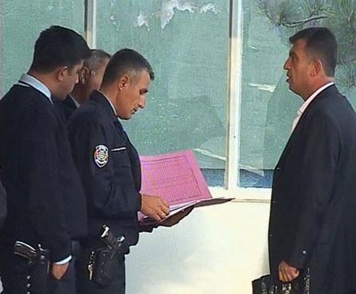 İddiaya göre, Ankara'nın Elmadağ ilçesinde trafikte ters yöne giren AK Parti Ankara Milletvetkili Mehmet Zekayi Özcan milletvekiline "dayı" diye hitap eden polis memuru Hüseyin Kaya'nın görev yeri değiştirildi.