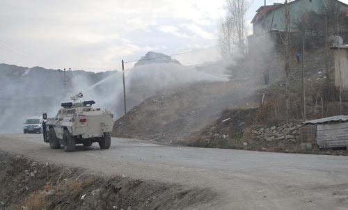 Hakkari'de, terör örgütü PKK'nın sözde kuruluş yıldönümü olan 27 Kasım'ı kutlama bahanesiyle eylem yapan bir grup terör örgütü yandaşına polis müdahale etti. PKK yandaşları biber gazı ve tazyikli suya, taşlarla karşılık verdi.