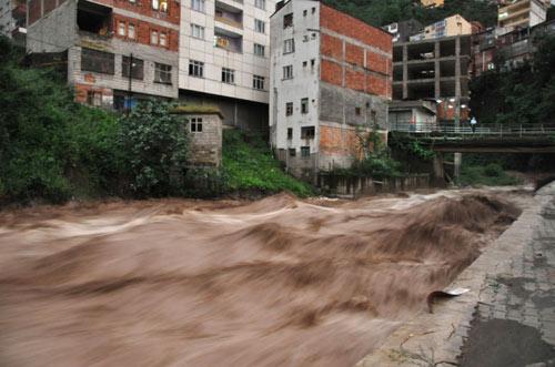 TRABZON'UN SALPAZARI ILCESINDE ETKILI OLAN SAGANAK NEDENIYLE AGASAR DERESI TASTI, SEL SULARI VE SELIN GETIRDIGI MALZEMELER IKI EV VE BIR KAHVEHANEDE HASARA YOL ACTI.