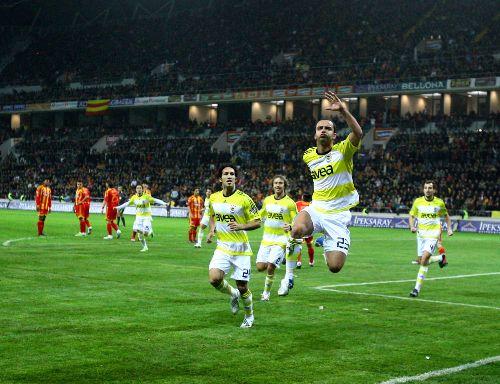 Kadir Has'ta oynanan ilk maçta F.Bahçe 10 kişi tamamladığı maçta Kayseri'yi mağlup ederek zirve ile puan farkını 3'e indirdi.