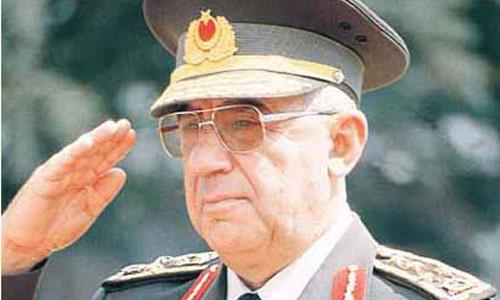 <p><strong>ASKERLER</strong></p>
<br><p><strong>İsmail Hakkı Karadayı:</strong> Dönemin Genelkurmay Başkanı. Millî Güvenlik Kurulu’nda Başbakan Erbakan’ı terlettiği konuşuldu. Cumhurbaşkanı Demirel ile işbirliği yapıp Genelkurmay 2. Başkanı Çevik Bir’in planladığı askerî darbeyi engellediği iddia edildi. 30 Ağustos 1998’de yaş haddinden emekli oldu. 2007 yılındaki Cumhurbaşkanlığı seçiminde ANAP Genel Başkanı Erkan Mumcu’yu etkileyerek demokratik süreci engellediği ileri sürüldü. Bu kasetlerin montaj olduğunu ifade ederek hakkındaki suçlamaları reddetti. Encümen-i Daniş üyesi.</p>