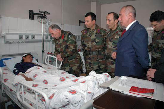 Jandarma Asayiş Kolordu Komutanı Org. Olcan, Özel Harekat'ta görevli bir polis tarafından dövülerek yaralanan çocuğu hastanede ziyaret etti.