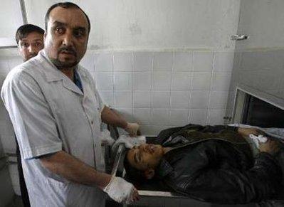 Afganistan'ın başkenti Kabil'de Taliban militanlarının üzerlerindeki bombaları bakanlık binasında patlatması sonucu yaşanan saldırı