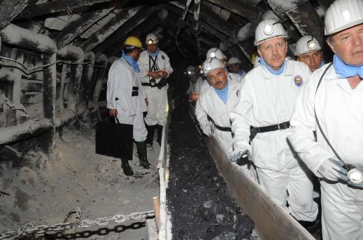 Başbakan Erdoğan bir ilki gerçekleştirdi, 564 metre yerin dibine indi. Darbeli kırıcı kullanarak kömür çıkaran Başbakan, burada işçilerle beraber 'Kömeç' yedi.