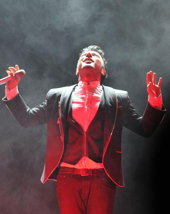 Iss Dome salonundaki konserde yaklaşık 10 bin hayranına unutulmaz bir gece yaşatan Tarkan, dansları ve kostümleriyle izleyenleri büyüledi.