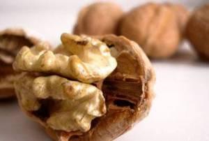 2-CEVİZ:

Damar koruyucu, ishal kesici, cildi temizleyici, siğil giderici, mantar hastalıklarında etkili, t&uuml;m&ouml;r engelleyici ve bağışıklık sistemini koruyucu &ouml;zellikleri bulunmaktadır. Ceviz kanın pıhtılaşmasını &ouml;nler, kan dolaşımını d&uuml;zenler Karaciğer i&ccedil;in de &ccedil;ok faydalıdır.