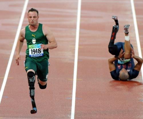 GUNEY AFRIKALI 'RUZGAR KOSUCU' OSCAR PISTORIUS (SOLDA), PARALIMPIK OLIMPIYATLAR ERKEKLER 100 METRE T44 FINALINDE YARSITI.OSCAR PISTORIUS, YARISTA 11.17 SANIYELIK DERECESIYLE ALTIN MADALYA KAZANDI