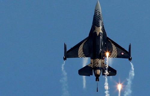 Solo Türk F-16 gösteri uçağının üzerinde bulunan çizgilerin her biri ayrı anlam ifade ediyor.