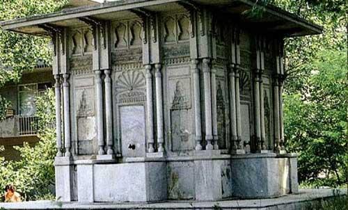 <p><span style="font-size: small;"><em><span style="text-decoration: underline;"><strong>Suyu Soğutan Vakıf</strong>: Resmi adı; Ahmed Bin Abdullah. Kurucunun adı ve lakabı; Helvacıoğlu, Hammal. 1837 yılında Aydın’da kuruluyor. Vakfiyesinden; Aydın Orta Mahallesinde yaptırdığı çeşmeye yaz günlerinde 90 gün süreyle yarım denk kar konularak suyun soğutulmasını sağlamak. <br /><br /></span></em></span></p>