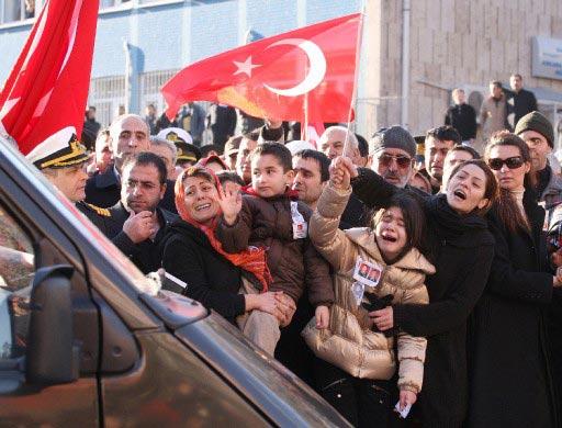 TSK'NIN IRAK'IN KUZEYINDE SURDURDUGU TEROR ORGUTUNE YONELIK HAREKATTA SEHIT OLAN PIYADE BINBASI ZAFER KILIC ICIN TOREN DUZENLENMIS, TOREN SIRASINDA PIYADE BINBASI ZAFER KILIC'IN ESI SIBEL ILE KIZI ECEM VE OGLU YAGIZ, ONLERINDEN GECEN CENAZE ARACINI TURK B