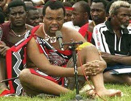 Swaziland Krallığı 4 bir tarafı Güney Afrika Cumhuriyeti ile çevrili bizim Karabük ili büyüklüğünde bir Afrika ülkesi. Bu ülkenin ilginç bir geleneği var. Swazi geleneğine göre Swazi Kralı her sene kendine ülkenin bakire kızları arasından bir eş seçer ve evlenir. Kral bu geçtiğimiz de tahtta oluşunun 15. senesi sebebiyle 15. eşini seçmek üzere ülkenin 4 bir yanında 60 bin bakire gelin adayının toplandığı topluktan eşini seçmişti...
