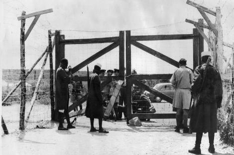 1954'de Mau Mau isyancılarının baskın düzenlediği Lukinia hapishanesi. 214 tutuklunun kaçtığı baskında bir Afrikalı muhafız öldürüldü.