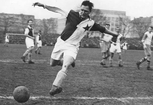Josef Bican <br><br><strong> Oynadığı Ligler: </strong> Avusturya/Çekoslavakya 
<br><strong>Oynadığı Sezonlar : </strong> 1931-1955 
<br><strong>Attığı Gol Sayısı: </strong> 518 gol