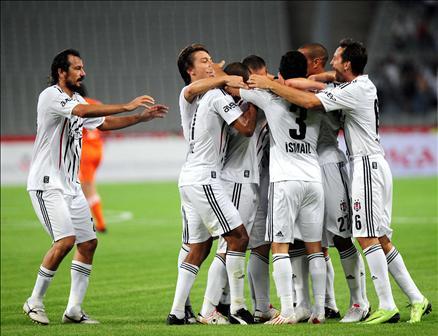 2009-2010 Sezonu perdesini açtı. Şampiyon Beşiktaş, açılış maçında İstanbul Belediyespor'la öne geçtiği maçta 1-1 berabere kaldı...
