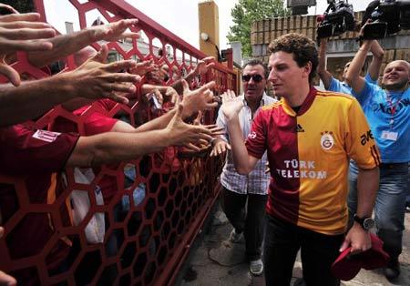 Cimbom'un sambacısı Elano imzaladı