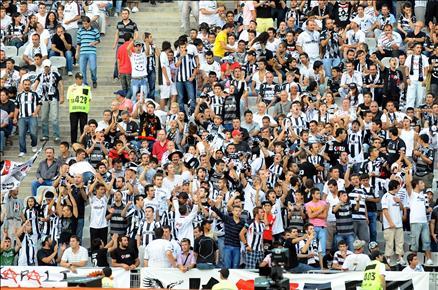 Futbol Federasyonu tarafından bu yıl 4. kez düzenlenen TFF Süper Kupa'yı, Beşiktaş'ı 2-0 yenen Fenerbahçe kazandı. Goller Alex'den geldi...