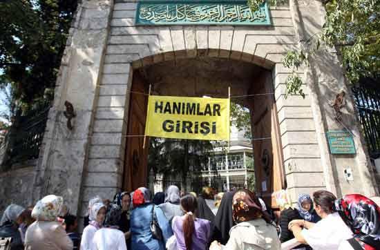 Hırka-i Şerif'i görebilmek için saatler öncesinden kuyruğa giren bazı vatandaşlar ziyaret sırasında duygulanarak gözyaşı döktü.