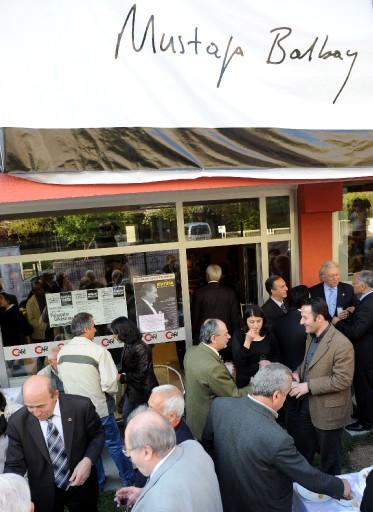 Cumhuriyet Gazetesinin 85. kuruluş yıl dönümü kutlanıyor. Ankara ve İzmir'de düzenlenen kokteylerde siyaset ve ergenekon davası gündemdeydi.