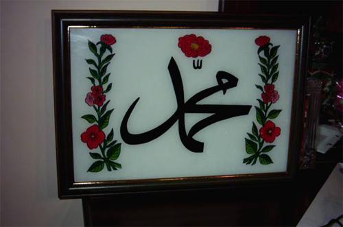 <p><strong><span style="color: #0000ff;">6. Ahmed b. Mûsâ'nın Salavâtı</span></strong></p>
<p>(Allâhümme salli alâ Muhammedin ve alâ âli Muhammed ve alâ Ehl-i beytih).</p>
<p>"Allâh'ım! Muhammed'e, âline ve Ehl-i beytine rahmet eyle".</p>
<p>Delâil'ı şerheden âlimlerden Ahmed b. Mûsâ babası vasıtasıyla dedesinden bu salavât hakkında şöyle bir nakilde bulunmaktadır: "Allah Teâlâ, bu salavâtı günde yüz defa okuyanın, otuz tanesi dün-yada olmak üzere yüz ihtiyacını giderir".</p>
<p>Bu müjde, Ibn Hâcer'in es-Savâik adlı eserinde naklettiği ve Câbir'in Hz. Peygamber'den rivayet ettiği, "Allah Teâlâ, bana günde yüz defa salâtü selâm getirenin, yetmiş tanesi âhirette olmak üzere yüz ihtiyacını giderir" (Cezûlî, Delâilü'l-hayrât, s. 24; Nebhânî, Efdalü's-salavât, s. 67) hadisine dayandırılmış ve bu mükâfata ulaşmak için okunacak salavâtm bu olduğu tavsiye edilmiştir.</p>
