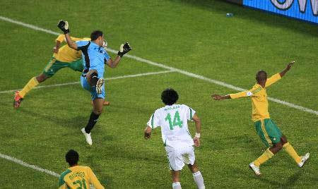 FIFA Konfederasyon Kupası'nın açılış maçında Güney Afrika ile Irak 0-0 berabere kaldı. Güney Afrika maçın 83. dakikasında öyle bir gol kaçırdı ki talihsiz futbolcu bile 'o an ölmek' istedi.