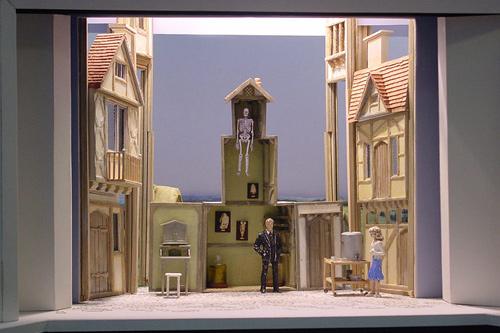 <p><strong>Miniature designer - Minyatür tasarımcı</strong></p>
<p>Independence Day' filmindeki dünya dışı varlıkların uzay gemileri, Blade Runner' filmindeki Los Angeles kenti veya birçok filmde infilak eden uçaklar aslında, beyaz perdede göründüğünden çok daha küçük... Model yapımcılarının şefi olan minyatür tasarımcı, cisimlerin daha küçük ancak gerçeğe uygun modellerinin yapımını sağlıyor. Cisimlerin küçülme oranı 1/16 yı geçmemelidir. Geçtiği takdirde detaylar beyaz perdedeki etkileyiciliğini kaybediyor. Mükemmel bir illüzyon için minyatürlerle gerçek cisimlerdeki ayrıntıların aynı olması çok önemli...</p>