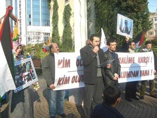 Saat 11 gibi İzmit'e ulaşan konvoy her hafta başörtüsü ögürlüğü için Sabri Yalım Parkı'nda toplanan MAZLUMDER üyeleri tarafından karşılandı