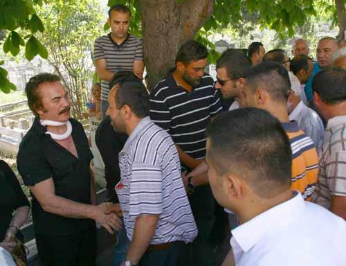 Samsun'da bir süredir solunum yetmezliği nedeniyle tedavi gördüğü hastanede yaşamını yitiren Sanatçı Orhan Gencebay'ın annesi Habibe Gencebay toprağa verildi.