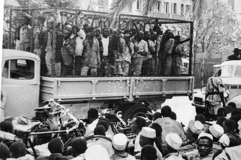 1952 yılında Nairobi'de toplanan Mau Mau isyancıları.