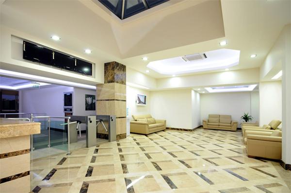 Dünyada ilk kez uygulanan bir model ile yurt klasmanında çıtayı yükselterek 5 yıldızlı otel konforunda hizmet veren Kampüsaray, öğrencilere özel banyo, tuvalet, buzdolabı,televizyon ve telefonu olan farklı oda seçenekleri sunarken, yüzme havuzu, sauna, bilardo ve spor salonu gibi yurtlarda alışık olmadığımız çeşitli aktivitelerden de ücretsiz olarak yararlanma imkanı sağlıyor. Adan Zye bir öğrencinin ihtiyacı olan her şeyin sağlandığı bu lüks yurtta özürlü öğrenciler içinde çift asansör ve özel banyolar gibi detaylar da yer alıyor.