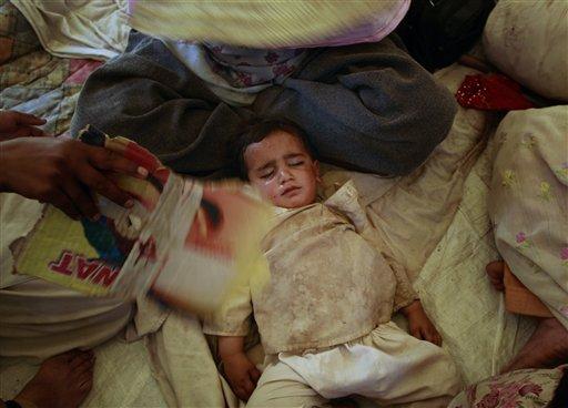 Pakistan ordusunun Taliban militanlarına yönelik saldırıları sürerken bölgeyi terk eden 500 bin kişiyi aşkın sivil zor şartlarda hayatta kalma mücadelesi veriyor.
