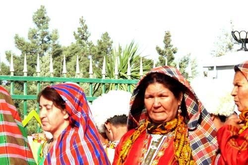 Berdimuhammedov, gece-gündüz ısı farkı en büyük şehirlerinden birinde dünyanın en tuzlu gölünün kıyısına dillere destan bir tesis, muhteşem bir açılış yaptı ama gazetecilerin şovu görüntülemesi için elden gelen arkaya konmadı! Bunlar kurtarılabilenler...