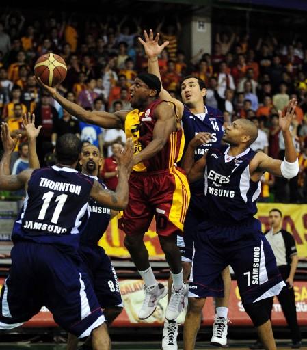 Basketbol Ligi play-off yarı final serisi 2. maçında Efes Pilsen, Galatasaray Cafe Crown'u 90-78 yenerek, adını finale yazdıran ilk takım olmayı başardı.