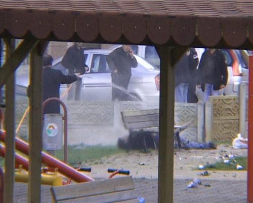 Tuzla'daki bir parkta meydana gelen patlamada 1 kişi yaralandı. Patlamada yaralanan şahsın canlı bomba olma ihtimali üzerinde duruluyor.