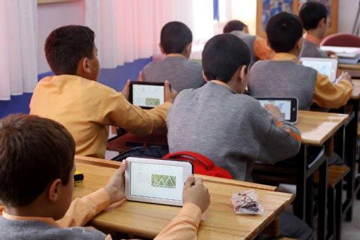 MEB, Başkentteki 3 ilköğretim okulunda, öğrencilerin üretmesini ve teknolojinin yaygınlaşmasını sağlayacak aktif bir sanal eğitimin gelişebilmesi için 'elektronik kitap' uygulaması başlattı.