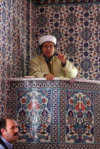 İsveç'teki Türklerin büyük özverisiyle inşa edilen Fittja Camisi'nin bitirilmesi için Stockholm'deki Türkler seferber oldu.
