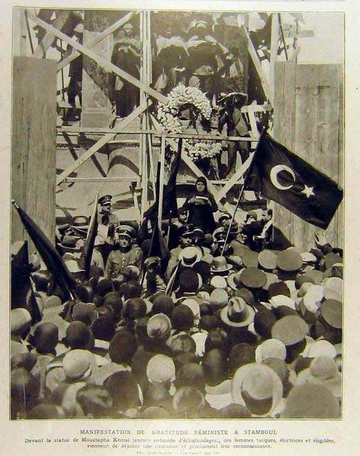 Taksim Cumhuriyet Anıtı, bronz heykelleri üzerinde yoğun korozyon, taş kaide yüzeyinde kir tabakası, ince kılcal çatlaklar ve yüzeyde kopmalar nedeniyle restore edilecek.