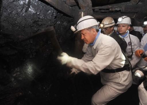 Başbakan Erdoğan bir ilki gerçekleştirdi, 564 metre yerin dibine indi. Darbeli kırıcı kullanarak kömür çıkaran Başbakan, burada işçilerle beraber 'Kömeç' yedi.